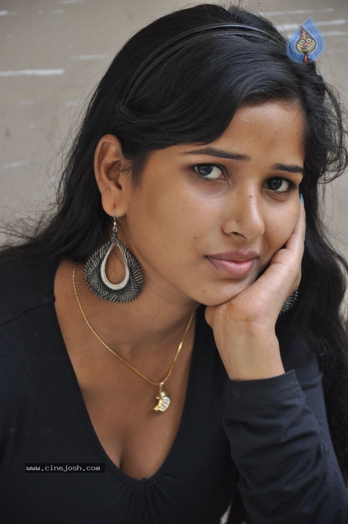 Rushi New Stills - 17 / 80 photos