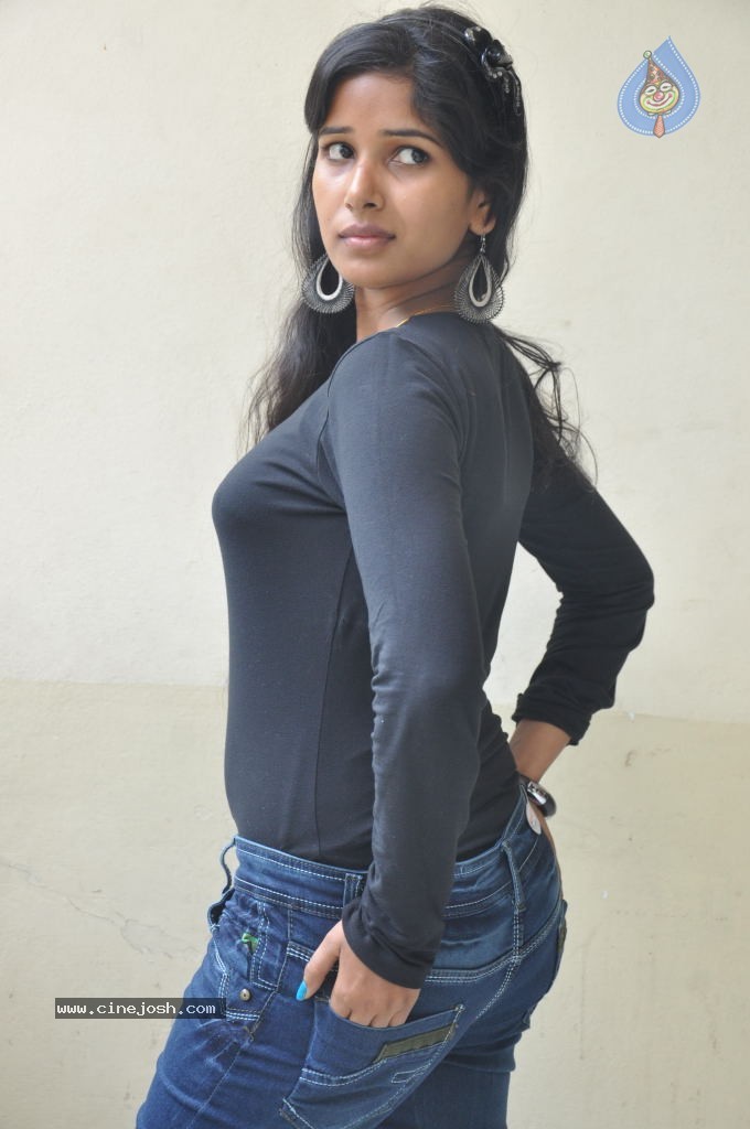 Rushi New Stills - 30 / 80 photos