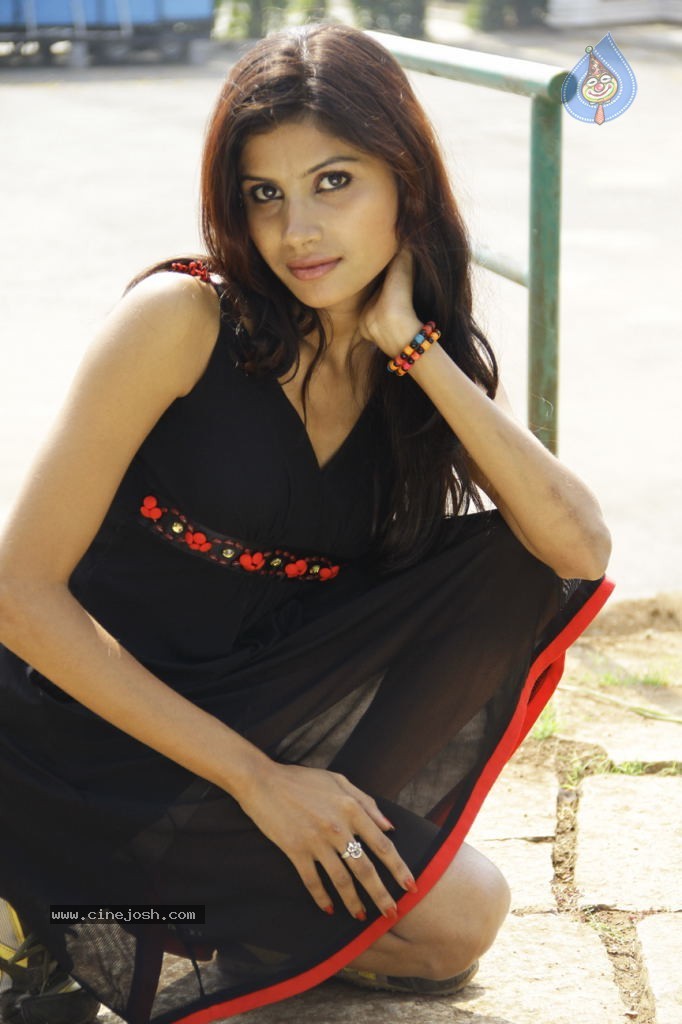 Ruthika Stills in Colorful Life - 4 / 15 photos