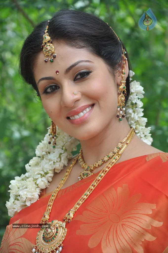 Sada Latest Stills - 28 / 63 photos