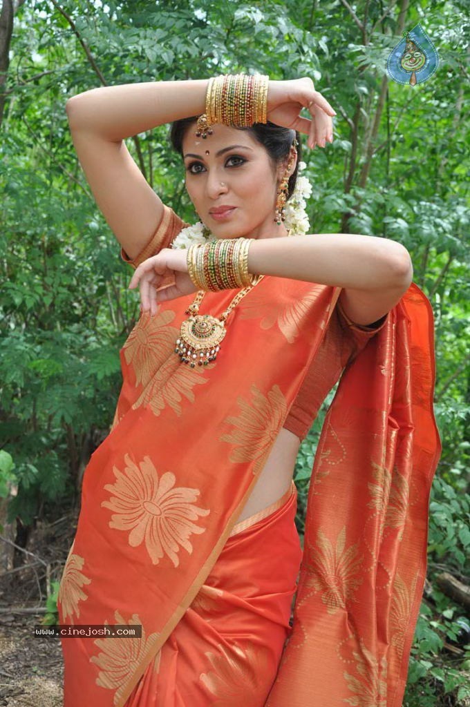 Sada Latest Stills - 29 / 63 photos