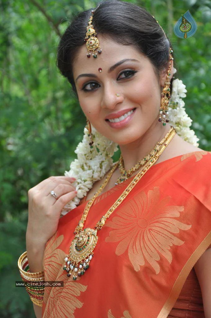 Sada Latest Stills - 30 / 63 photos