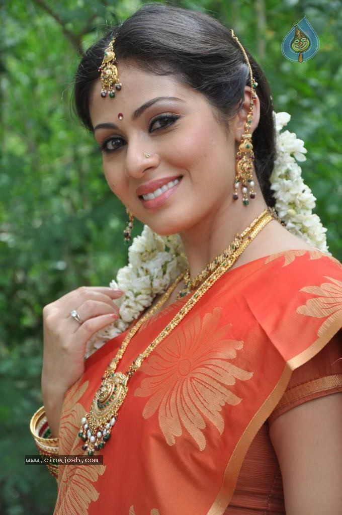 Sada Latest Stills - 35 / 63 photos