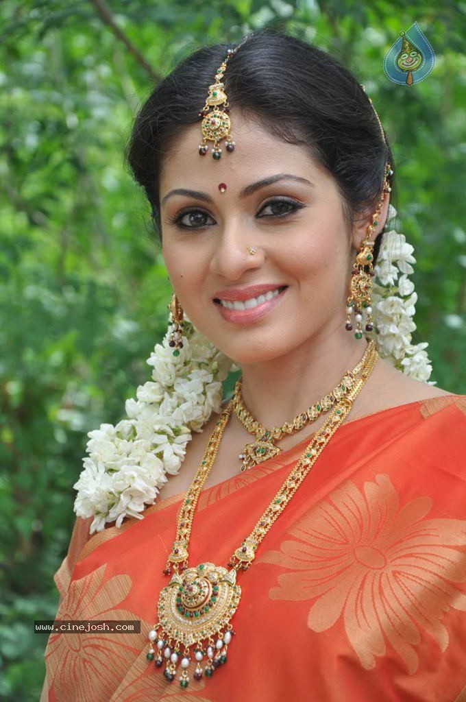 Sada Latest Stills - 42 / 63 photos