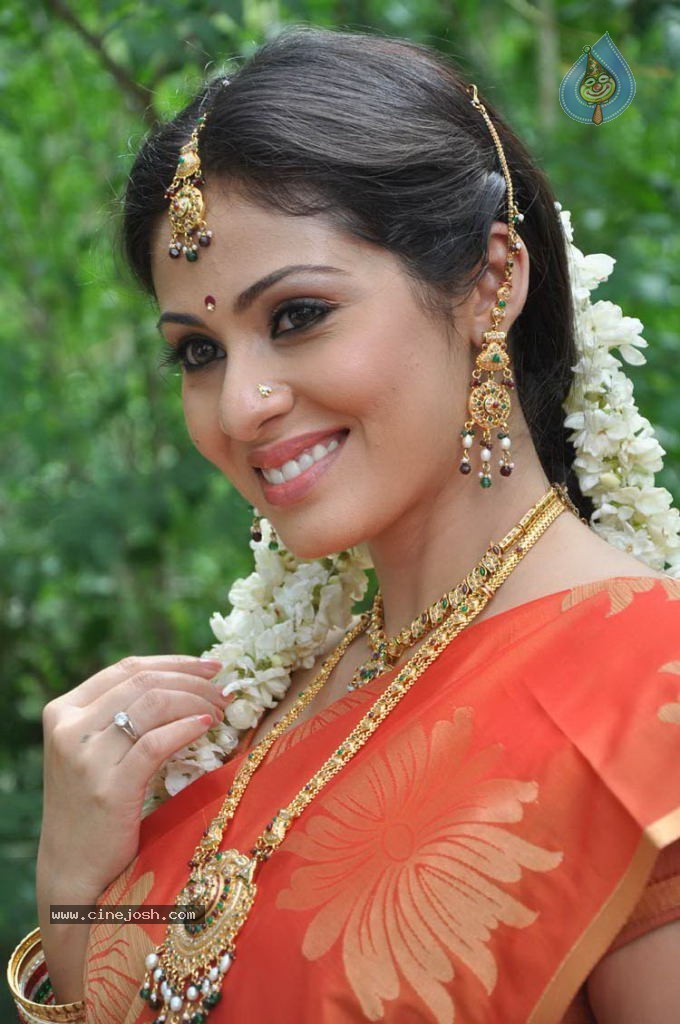 Sada Latest Stills - 58 / 63 photos