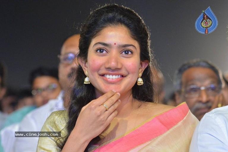 Sai Pallavi at MCA Pre Release Event - 8 / 21 photos