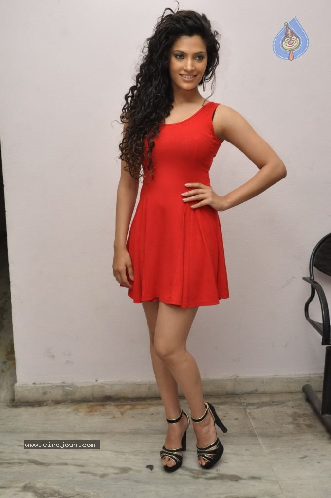 Saiyami Kher Hot Photos - 60 / 122 photos