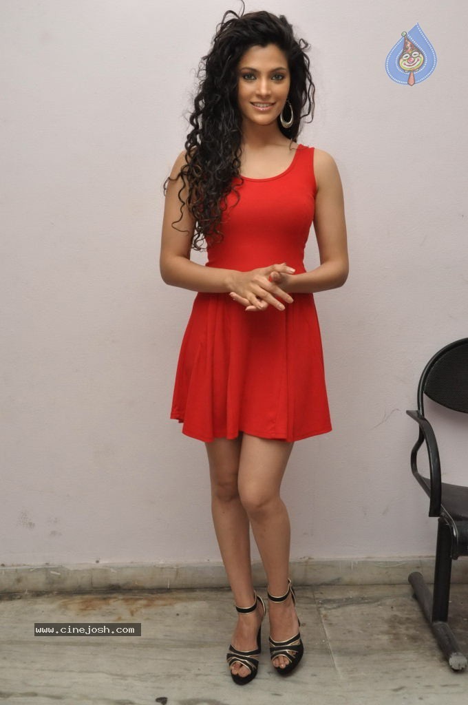 Saiyami Kher Hot Photos - 112 / 122 photos