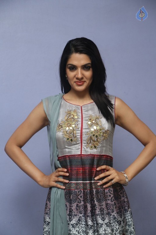 Sakshi Chaudhary New Pics - 25 / 40 photos
