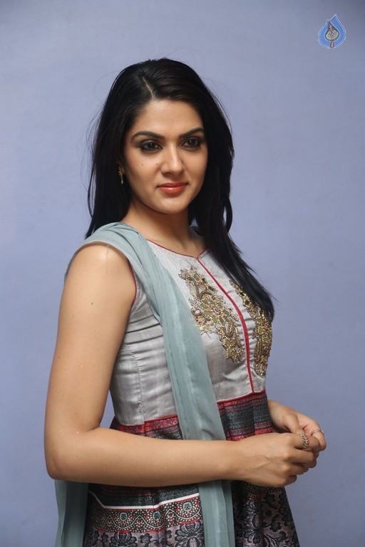 Sakshi Chaudhary New Pics - 27 / 40 photos