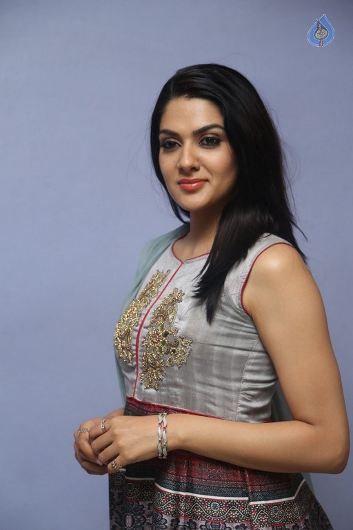 Sakshi Chaudhary New Pics - 38 / 40 photos