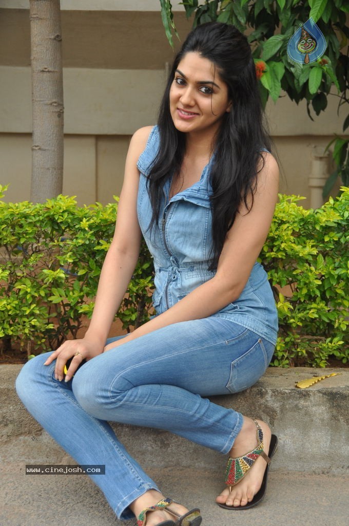 Sakshi Choudary Stills - 67 / 141 photos