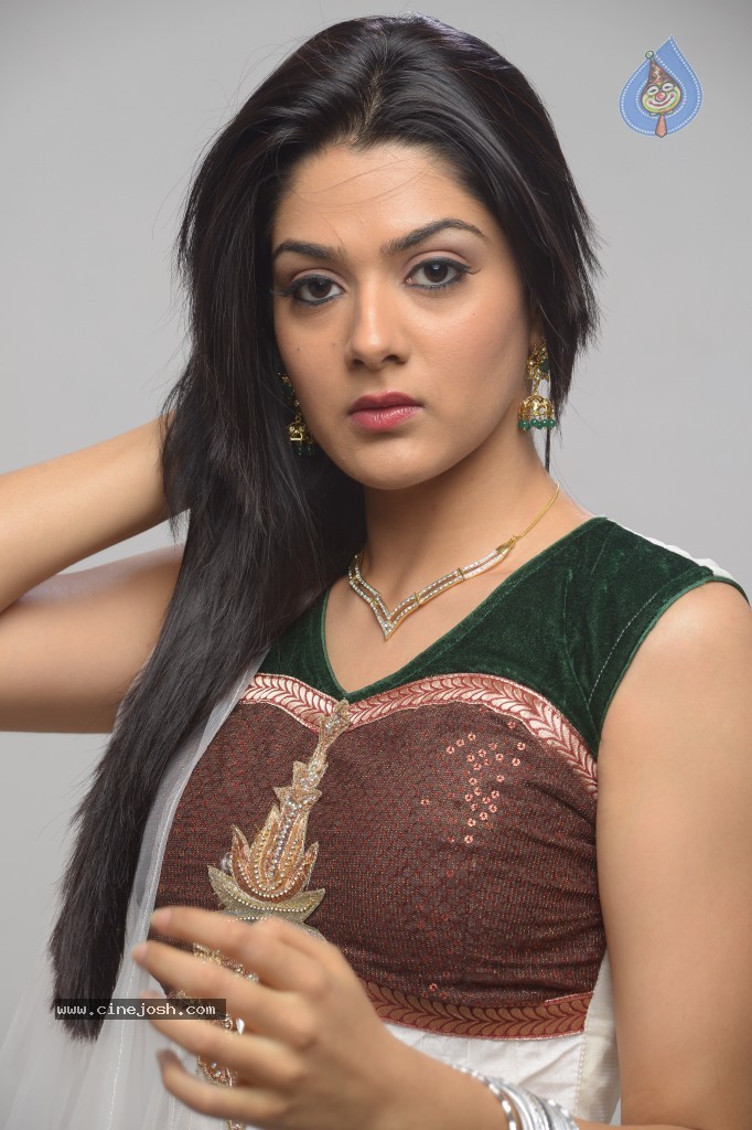 Sakshi Choudhary Gallery - 22 / 80 photos