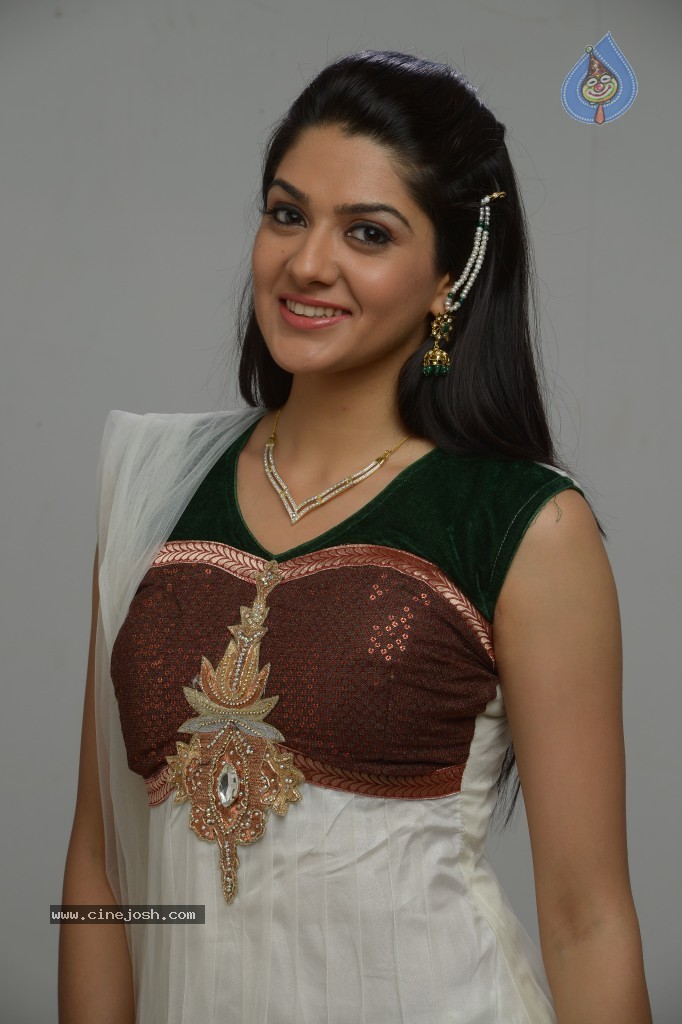 Sakshi Choudhary Gallery - 76 / 80 photos