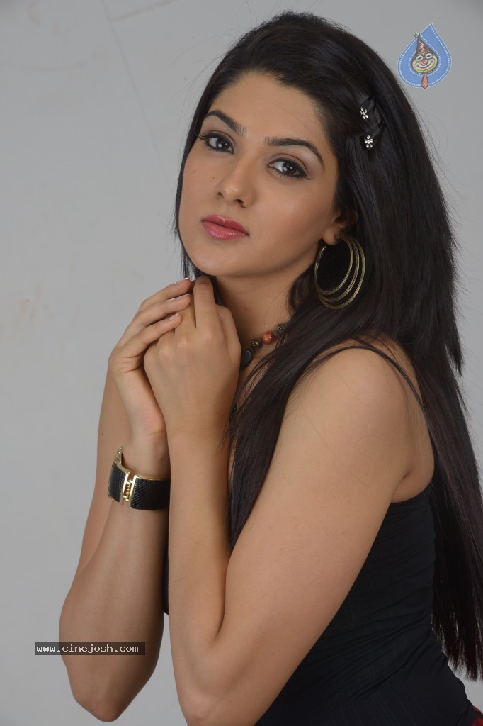 Sakshi Choudhary Hot Gallery - 23 / 40 photos