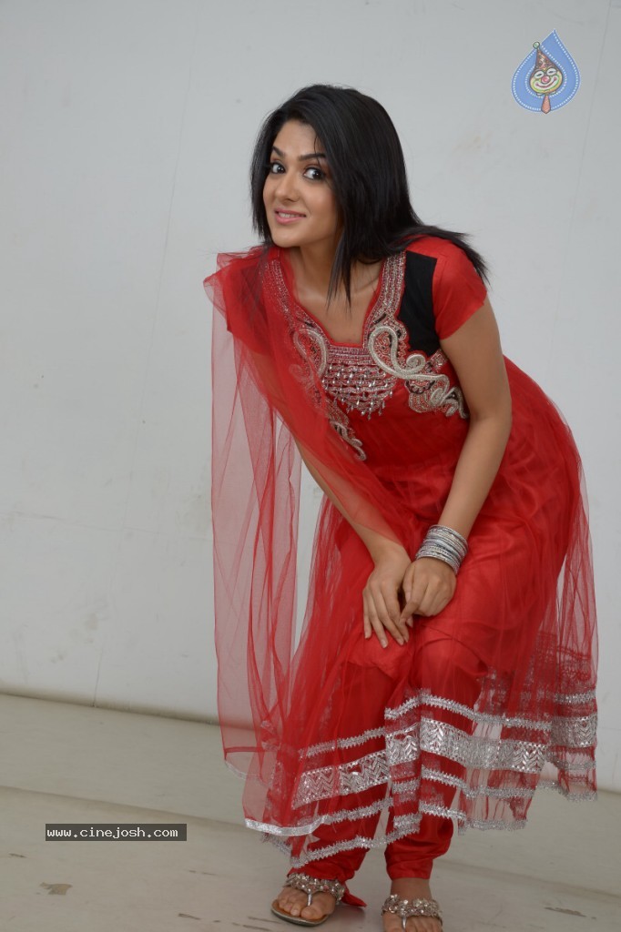 Sakshi Choudhary New Stills - 40 / 63 photos