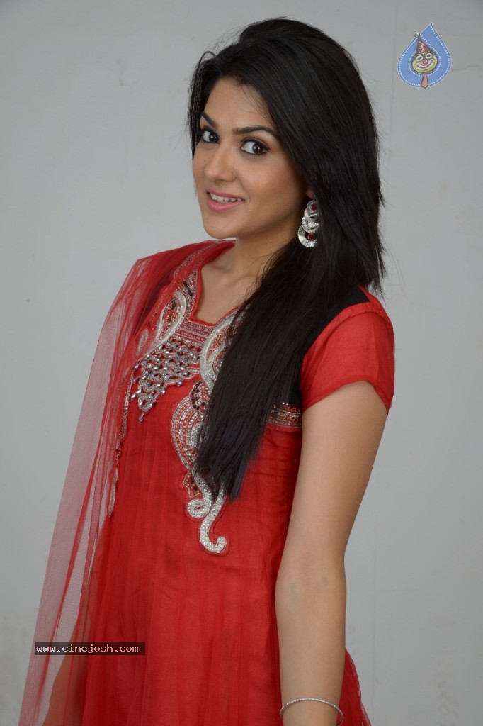 Sakshi Choudhary New Stills - 50 / 63 photos
