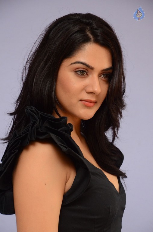 Sakshi Chowdary New Gallery - 17 / 39 photos
