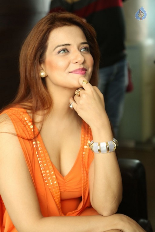 Saloni Latest Gallery - 23 / 42 photos