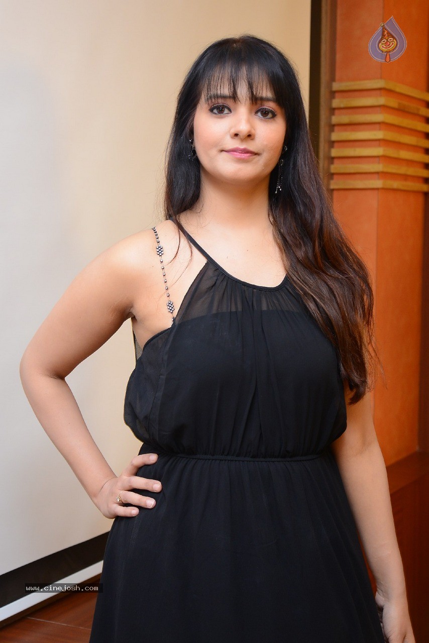 Saloni Latest Gallery - 50 / 60 photos