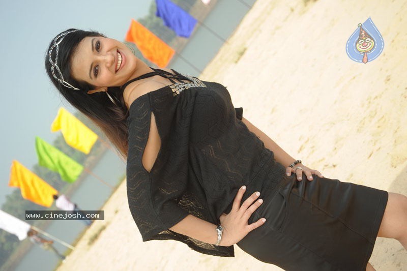 Saloni Latest Stills - 17 / 29 photos