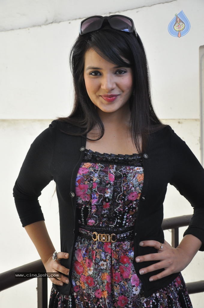 Saloni Latest Stills - 16 / 77 photos