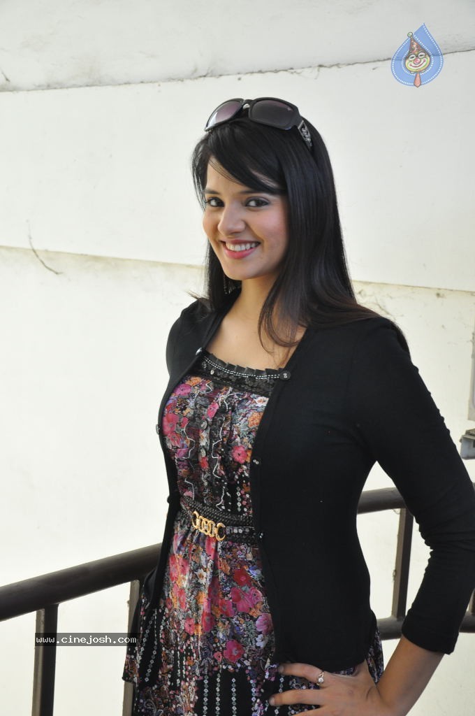 Saloni Latest Stills - 17 / 77 photos