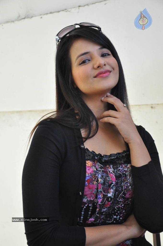 Saloni Latest Stills - 40 / 77 photos