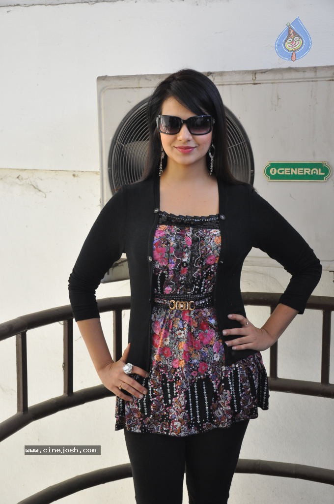 Saloni Latest Stills - 45 / 77 photos