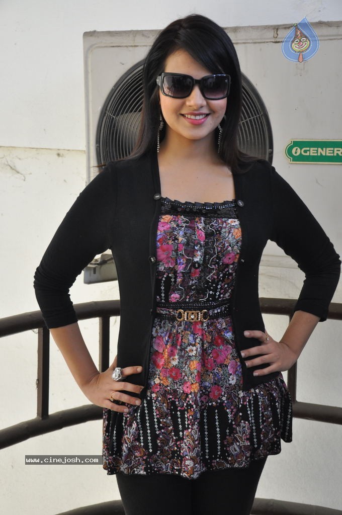 Saloni Latest Stills - 50 / 77 photos