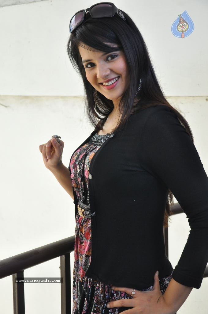 Saloni Latest Stills - 71 / 77 photos