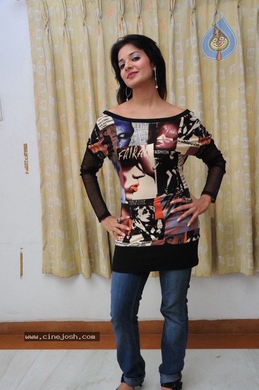 Saloni New Stills - 8 / 61 photos