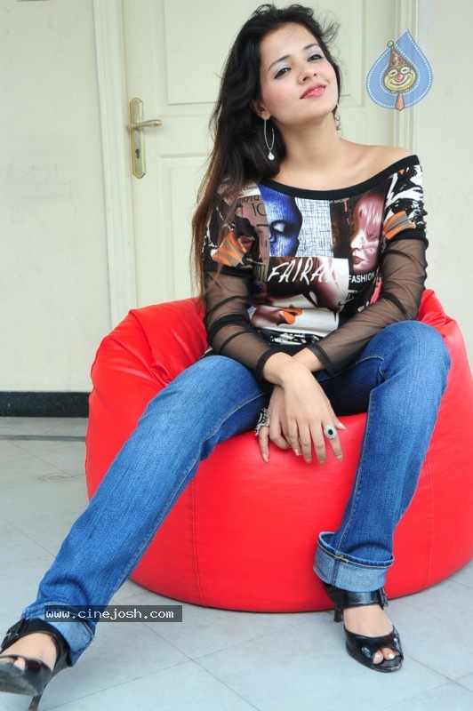 Saloni New Stills - 10 / 61 photos