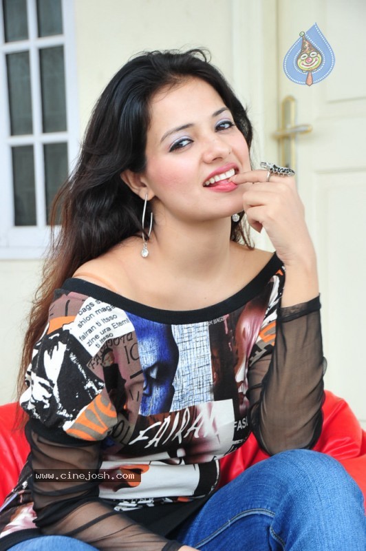 Saloni New Stills - 21 / 61 photos