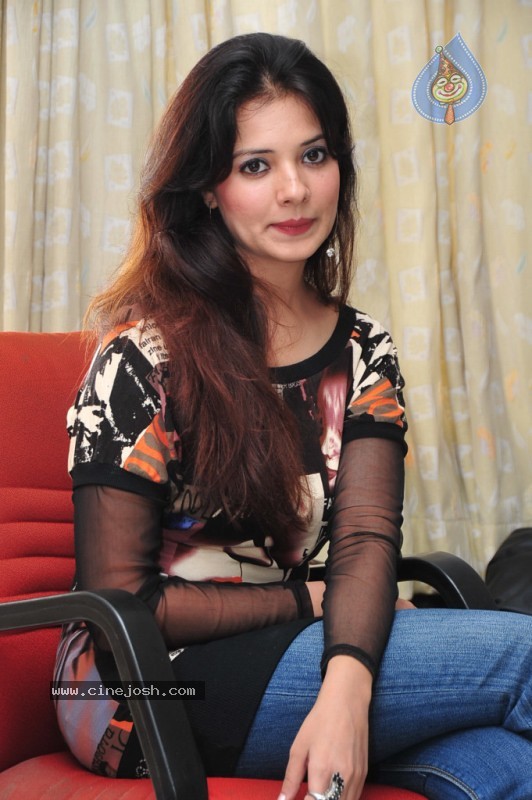 Saloni New Stills - 33 / 61 photos