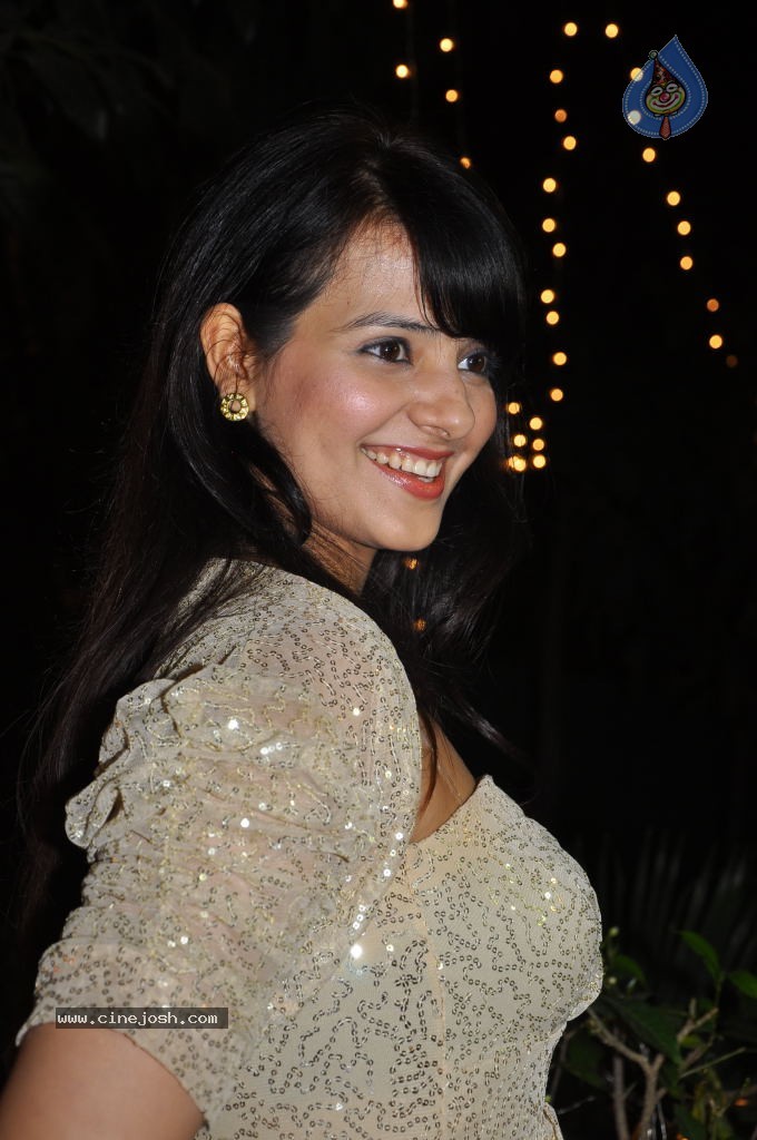 Saloni New Stills - 12 / 32 photos