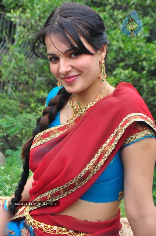 Saloni Photos - 18 / 101 photos