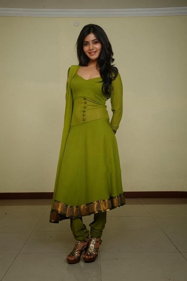 Samantha Stills - 11 / 16 photos