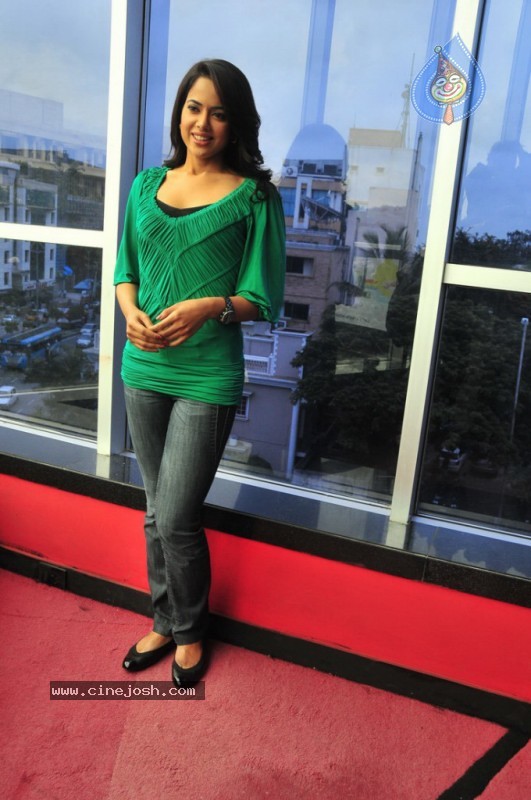 Sameera Reddy Gallery - 21 / 46 photos