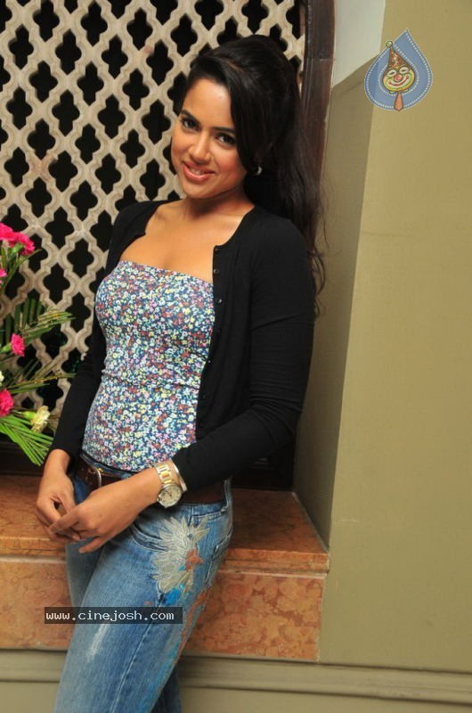 Sameera Reddy Photos - 4 / 33 photos