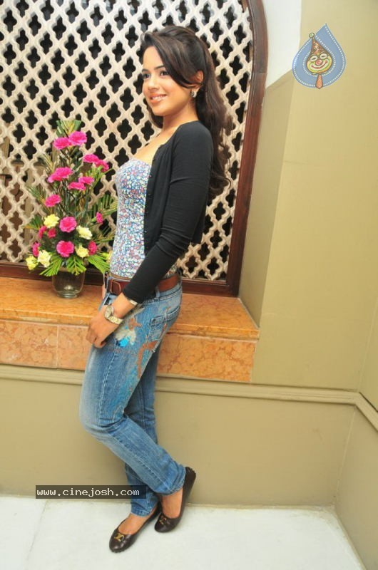 Sameera Reddy Photos - 19 / 33 photos