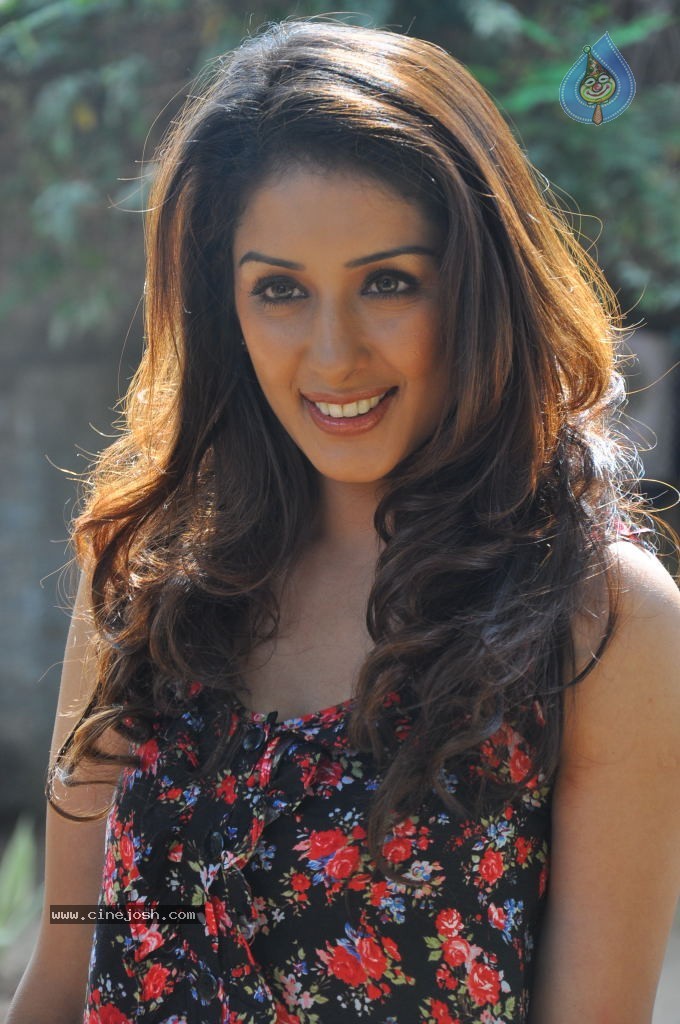 Samiksha New Stills - 1 / 36 photos