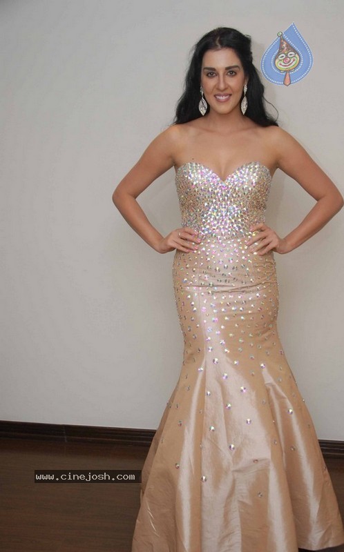 Samira Mohamed Ali Gallery - 29 / 43 photos