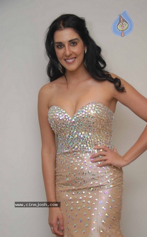 Samira Mohamed Ali Gallery - 31 / 43 photos