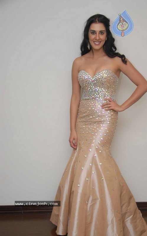 Samira Mohamed Ali Gallery - 37 / 43 photos