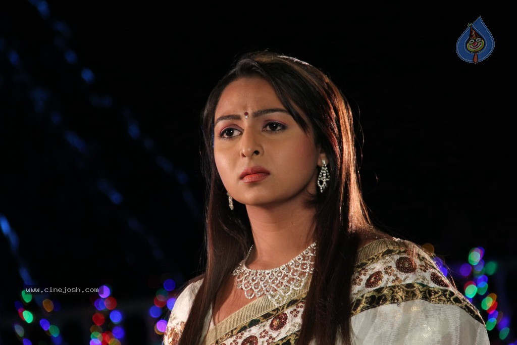 Samvritha Sunil New Stills - 27 / 78 photos