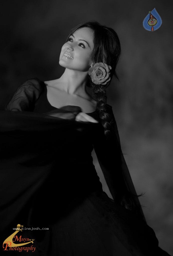 Sana Khan Hot Stills - 14 / 36 photos