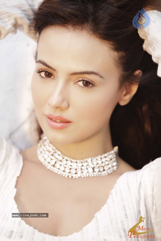 Sana Khan Hot Stills - 24 / 36 photos