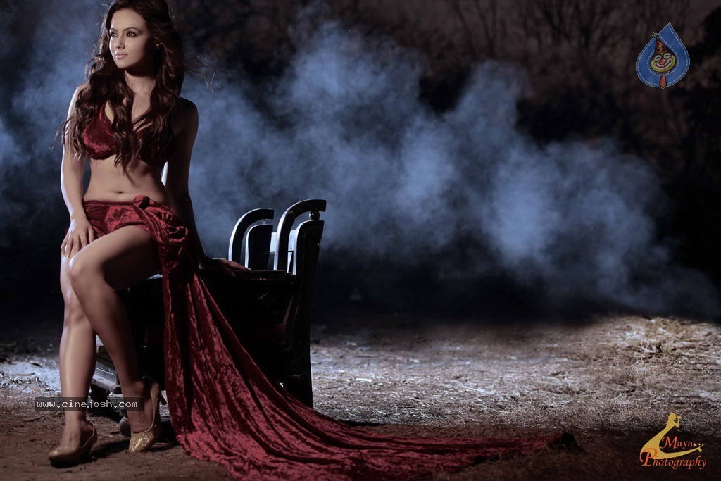 Sana Khan Hot Stills - 25 / 36 photos