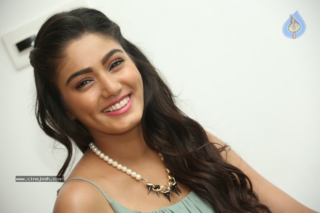 Sana Makbul Stills - 61 / 114 photos